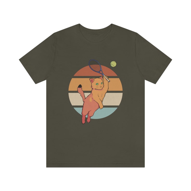 Katze spielt Tennis Tshirt, Geschenk für Tennis-Liebhaber, Katzen Geschenk, Tennis Geschenk, Retro Sonnenuntergang Grafik-Shirt, Unisex Jersey Kurzarm T-Shirt Bild 2