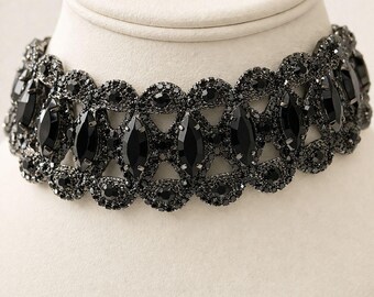 Gargantilla vintage de cristal negro con cadena ajustable de metal plateado y diseño ornamentado.