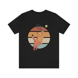 Katze spielt Tennis Tshirt, Geschenk für Tennis-Liebhaber, Katzen Geschenk, Tennis Geschenk, Retro Sonnenuntergang Grafik-Shirt, Unisex Jersey Kurzarm T-Shirt Bild 1