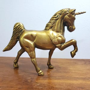 VTG Estatueta de unicórnio de latão empinando cavalo fantasia decoração boho escultura fairycore estátua de animal de latão maciço prateleira colecionável arte presente