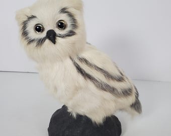 VTG リアルなフェイクファーのフクロウの置物 岩の台座付き ガラスの