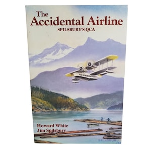 Puede incluir: Una portada de libro vintage titulada "The Accidental Airline" de Howard White y Jim Spilsbury. La ilustración de la portada presenta un hidroavión volando sobre un lago con montañas al fondo. El libro es de tapa blanda.