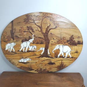 BOÎTE ANCIENNE EN bois avec marqueterie en laiton, Motif éléphants