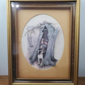 Może przedstawiać: Oprawione dzieło sztuki przedstawiające szczegółową ilustrację dzieci i psa ukrytych za drzewami. Dzieło sztuki ma złotą ramę i jasne owalne tło. Ilustracja jest w stonowanych tonacjach.
