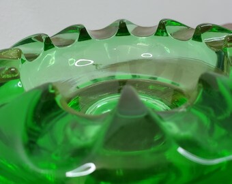 ヴィンテージグリーンアートガラス皿サンバーストデザインミッド
