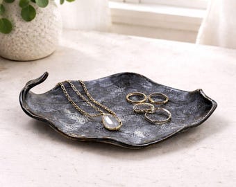 Bandeja de cerámica artesanal con forma de hoja para joyería, esmalte negro, 26,7 cm de largo, superficie texturizada, elemento decorativo para el hogar.