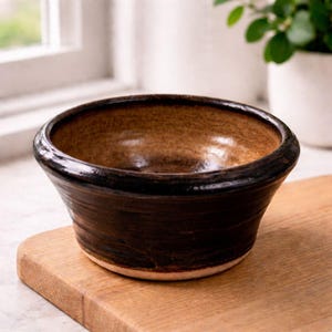 Bol de gres vintage hecho a mano con esmalte marrón oscuro brillante y base firmada de 12,7 cm (5 pulgadas)