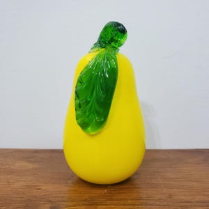 Vintage Hand Blown Yellow Murano Style Glass Pear Figurine Fruit Sculpture Green Leaf Art Glass Paperweight Kitchen Dining Table Decor