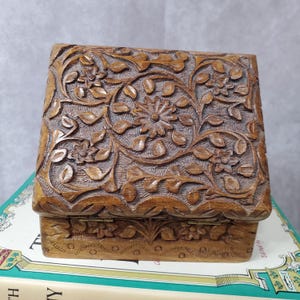 Vintage Carved Wooden Trinket Box Folk Art Boho Floral Motif Rustic Jewelry Chest Small Natural Wood Keepsake Box with Hinged Lid