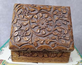 Vintage geschnitzte hölzerne Trinket Box Volkskunst Boho Blumenmotiv Rustikale Schmuckkiste Kleine Naturholz Aufbewahrungsbox mit Klappdeckel