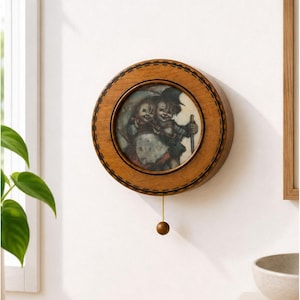Vintage Edle Västtyskland Träväggmonterad Speldosa med Pojke & Flicka Illustration Dragsnöre Aktivering 6,5” Diameter