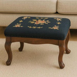 Reposapiés antiguo de 1910 con bordado floral, asiento de tapiz, madera oscura, patas de garra cabriolé, estilo eduardiano, estilo neo-reina Ana, otomano, decoración cottagecore