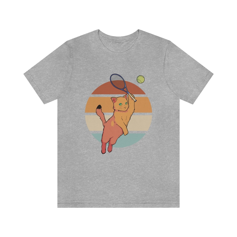 Katze spielt Tennis Tshirt, Geschenk für Tennis-Liebhaber, Katzen Geschenk, Tennis Geschenk, Retro Sonnenuntergang Grafik-Shirt, Unisex Jersey Kurzarm T-Shirt Bild 3