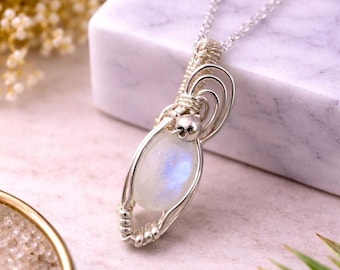 Halsband med blått månstenshänge i 925 försilvrat kedja med trådlindad koppardesign, 40 cm långt