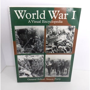 Puede incluir: Un libro de tapa dura titulado "World War I: A Visual Encyclopedia" con una cubierta verde y marrón. La cubierta presenta fotografías en blanco y negro de soldados y escenas de guerra. El editor general es Simon Forty.