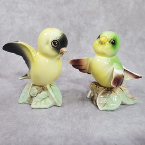 Vintage bird salt and pepper shakers made in Japan ceramic finch figurines mid century kitchen decor bird lover gift cottagecore set