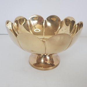 VTG Solid Brass Pedestal Bowl Handmade in India Scalloped Edge Footed Centerpiece Fruit Bowl Wedding Table Decor 8.25” x 5.75”