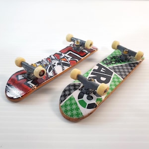 Tech Deck 2-Pack Vintage Fingerboards Alien Workshop & Skull Decks Mini Skateboards Collectible Toys for Display or Play Gift Idea