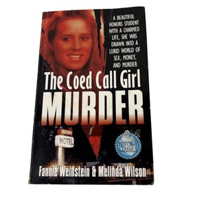 Puede incluir: Un libro de bolsillo titulado "The Coed Call Girl Murder" con el retrato de una mujer en la portada. El título del libro está en letras grandes y en negrita. La portada también presenta el texto "True Crime Classics".