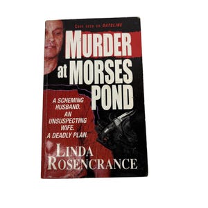 Könnte beinhalten: Ein Taschenbuch mit dem Titel "Murder at Morses Pond" von Linda Rosencrance. Das Cover zeigt das Gesicht einer Frau, den Titel in großen weißen Buchstaben auf schwarzem Hintergrund und eine Messerillustration.