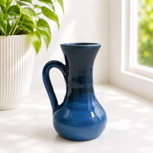 Handgemaakte blauwe keramische kan, gesigneerd door de kunstenaar - 11,4 cm hoog - Vintage aardewerk vaas voor decoratie of verzamelaars