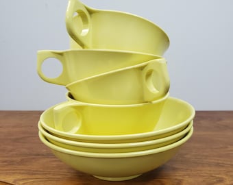 Vintage Melmac Gula Koppar och Skålar Mid Century Modern Melamin Servis 4 Handtag Koppar 3 Skålar Kanadensisk Retro Kök Camper MCM