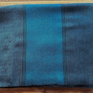 Peut inclure: Une couverture en laine ray&eacute;e bleue et noire avec une bordure frang&eacute;e.
