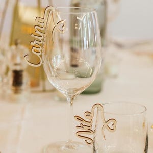 Namens Platzkarten für Hochzeit | Tischkarten aus Holz | personalisierte Gästenamen mit Herz fürs Glas zum Anhängen