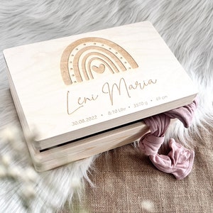 Baby Holzkiste personalisiert mit Name und Regenbogen | Erinnerungskiste für Babys & Kinder | Geschenk Geburt | Taufgeschenk