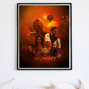 Op de afbeelding: Een filmposter voor "The Mummy Returns" met een rode, oranje en gele achtergrond met een mummie, een man en een vrouw. De titel "The Mummy Returns" staat in witte tekst.