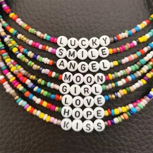 Colar Boho feito à mão com contas de arroz, gargantilha com letra Lucky Love Girl, corrente clavicular, colorido, feminino, praia, joia feminina
