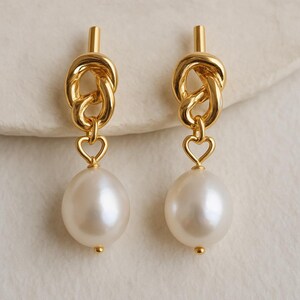 Orecchini a cerchio a forma di pera di Caitlyn Minimalist • Orecchini Huggie • Orecchini di perle • Regalo per damigella d'onore • Gioielli da sposa • Regali per la mamma • Orecchini a cerchio