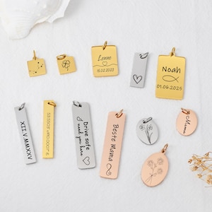 Puede incluir: Una colección de colgantes personalizados en oro, plata y oro rosa. Los diseños incluyen símbolos del zodiaco, un trébol de cuatro hojas, corazones, flores y texto como nombres, fechas y frases como "Drive safe I need you here."