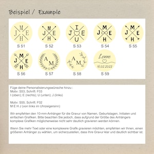 K&ouml;nnte beinhalten: Eine Sammlung runder Anh&auml;nger-Designs mit Initialen und Symbolen, gekennzeichnet mit S51 bis S59. Die Anh&auml;nger sind gelb mit schwarzem Text und Grafiken. Der Text "Beispiel / Example" steht oben.