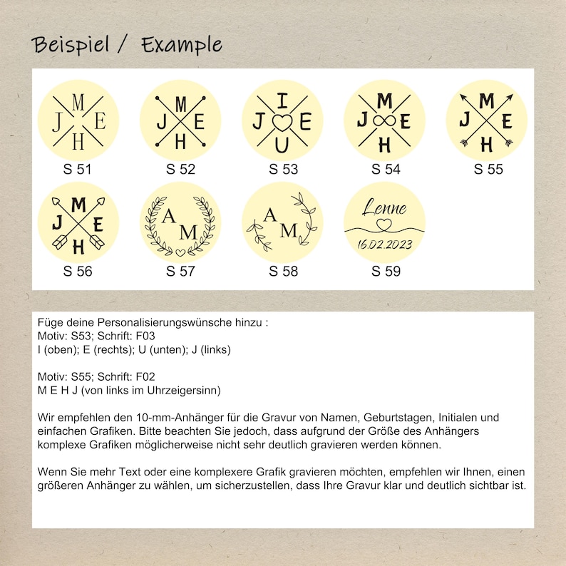 K&ouml;nnte beinhalten: Eine Sammlung runder Anh&auml;nger-Designs mit Initialen und Symbolen, gekennzeichnet mit S51 bis S59. Die Anh&auml;nger sind gelb mit schwarzem Text und Grafiken. Der Text "Beispiel / Example" steht oben.