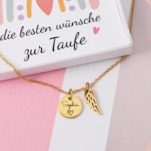 Può includere: Una collana d'oro con un piccolo ciondolo rotondo che dice "Sophia" con un cuore al suo interno. La collana ha anche un piccolo ciondolo ad ala d'angelo. La collana è in una scatola bianca con il testo "die besten wünsche zur Taufe" sulla parte superiore.
