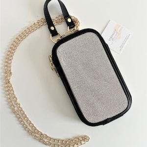 Zwarte glanzende vegan bandolier met gouden ketting en afneembaar handvat, zwarte telefoontas met zilveren strass details, zwarte bandolier kaarthouder