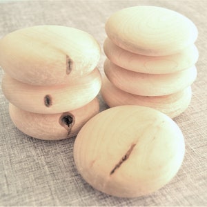 Puede incluir: Una pila de cinco c&iacute;rculos de madera natural, cada uno con un patr&oacute;n de veta ligeramente diferente. Los c&iacute;rculos son lisos y tienen un color de madera claro y natural.