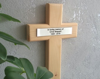 Personalisierte Holzkreuz Andenken, gravierte Kiefernholz Plakette, Taufe Erstkommunion Taufe, Gedenkgeschenk, Wandbehang