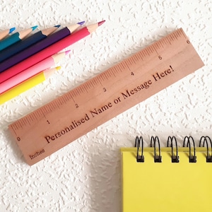 Righello in legno personalizzato, colore ciliegio, da 15 cm o 6 pollici, con incisione laser di qualsiasi testo o carattere. Nome della scuola, logo o immagine incisi, colore naturale.