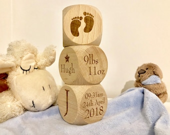Cube souvenir personnalisé en forme de bloc de naissance pour bébé gravé des mots suivants : initiale du nom des pieds, poids, date et heure, bloc en bois de hêtre naturel gravé au laser
