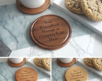 Diseña tu propio posavasos de madera natural. Se puede grabar un mensaje/texto personalizado o el logotipo de tu empresa. Torneado a mano. Variedad de maderas disponibles. 9 cm.