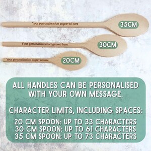 May include: Three wooden spoons of varying sizes, 20 cm, 30 cm, and 35 cm, are displayed. Each spoon has a rounded head and a long handle. Text on the image indicates personalization options and character limits for engraving.