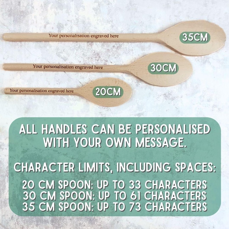 May include: Three wooden spoons of varying sizes, 20 cm, 30 cm, and 35 cm, are displayed. Each spoon has a rounded head and a long handle. Text on the image indicates personalization options and character limits for engraving.