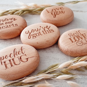 Ficha de abrazo de bolsillo, guijarro de madera grabado, te amo, tienes esto, club de amor propio, para siempre en nuestros corazones, 55 mm x 40 mm