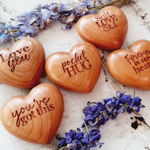 Ficha de abrazo de bolsillo con forma de corazón de madera grabado en 3D, Te amo, Tú puedes con esto, Club del amor propio, Por siempre en nuestros corazones, Ser amado, 50 mm x 45 mm