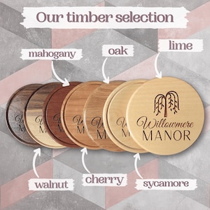 Pode incluir: Uma coleção de sete porta-copos circulares de madeira dispostos em fila, mostrando vários tipos de madeira rotulados como mahogany, oak, lime, walnut, cherry e sycamore. O porta-copos da direita apresenta um ícone de salgueiro e o texto Willowmere MANOR.