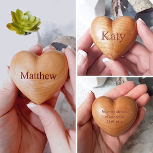 Corazones de madera 3D personalizados, "Un pequeño abrazo", 60 mm, hechos a mano, decoración de mesa para seres queridos, regalo conmemorativo de recuerdo.