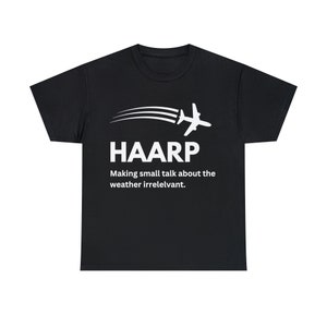 Op de afbeelding: Zwart t-shirt met het woord "HAARP" in witte letters, vergezeld van een gestileerde vliegtuigafbeelding en gebogen lijnen. Daaronder staat de tekst: "Small talk over het weer irrelevant maken."