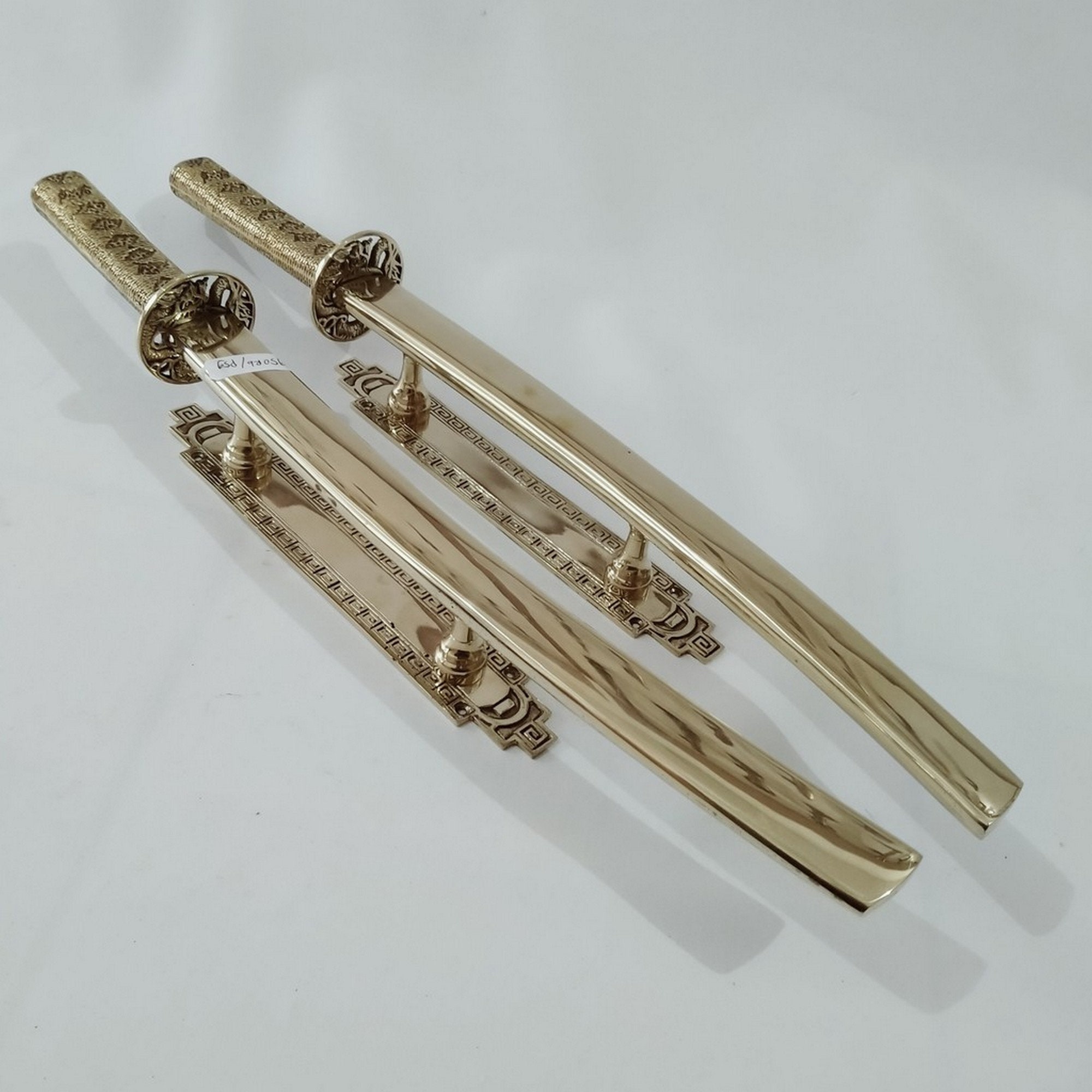 【きとかつ】装飾的な金属製ドアハンドルセット　アンティーク　真鍮 侍風玄関ドアハンドル、刀型ロングドアハンドル、アンティーク真鍮製